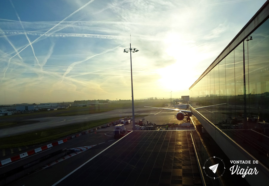 Aeroporto de Paris Charles de Gaulle ao amanhecer