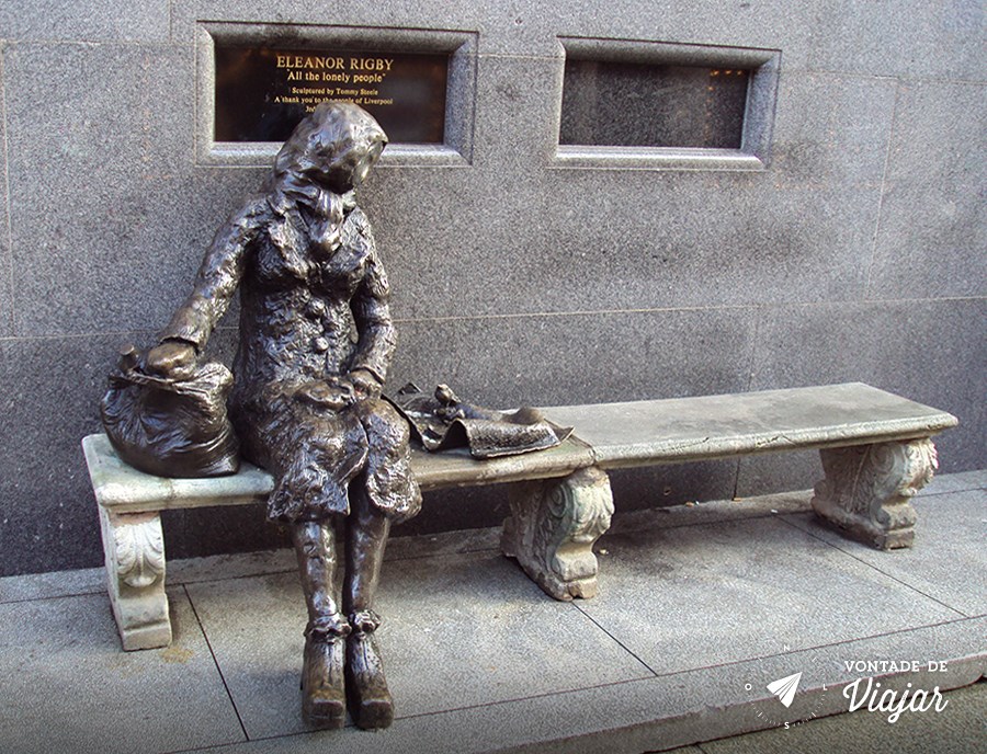 Perto dali, na Stanley Street, está a estátua de Eleanor Rigby - essa, sim, representa a personagem e "all the lonely people"