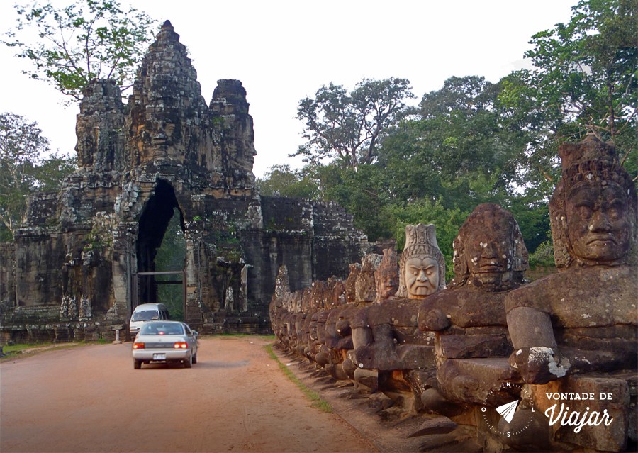 Angkor Wat - Estatuas Khmer na estrada para os templos