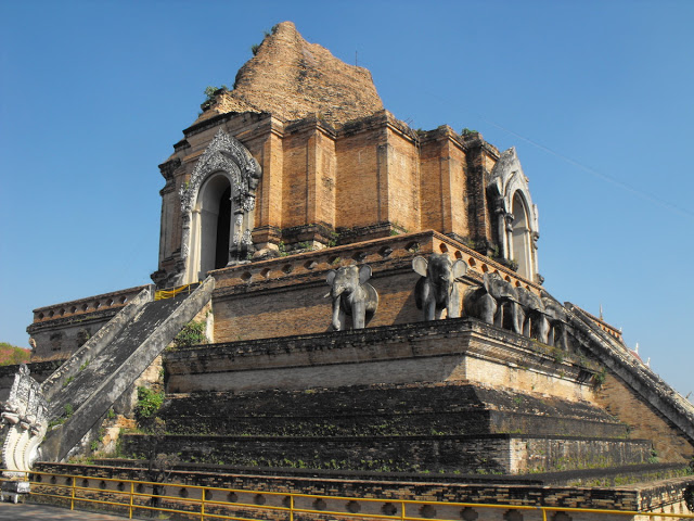 As ruinas de Wat Chedi Luang