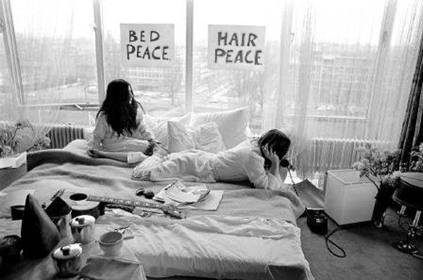 Balada de John e Yoko - Bed in em Amsterdam ao telefone