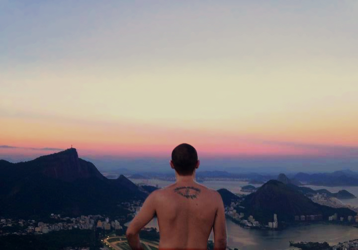 Felipe Venetiglio no Rio com o ícone do Guernica