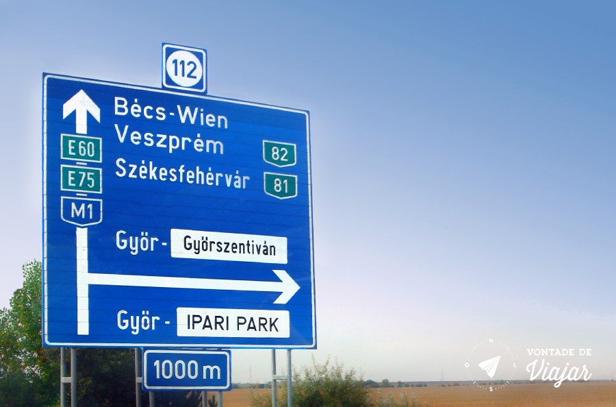 A arte de viajar - Placa na estrada entre Budapeste e Praga