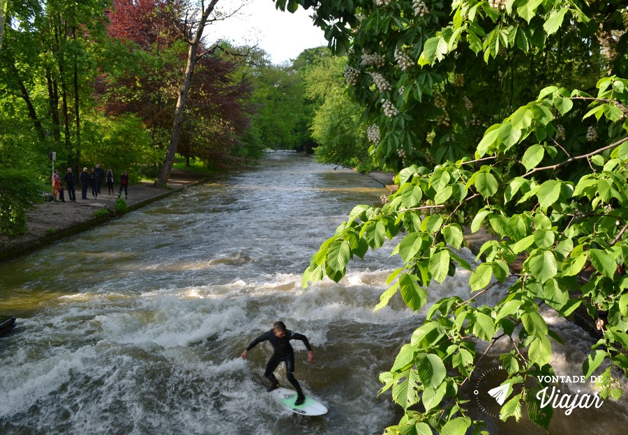 Munique - Englischer Garten - Surfistas de rio no Eisbach