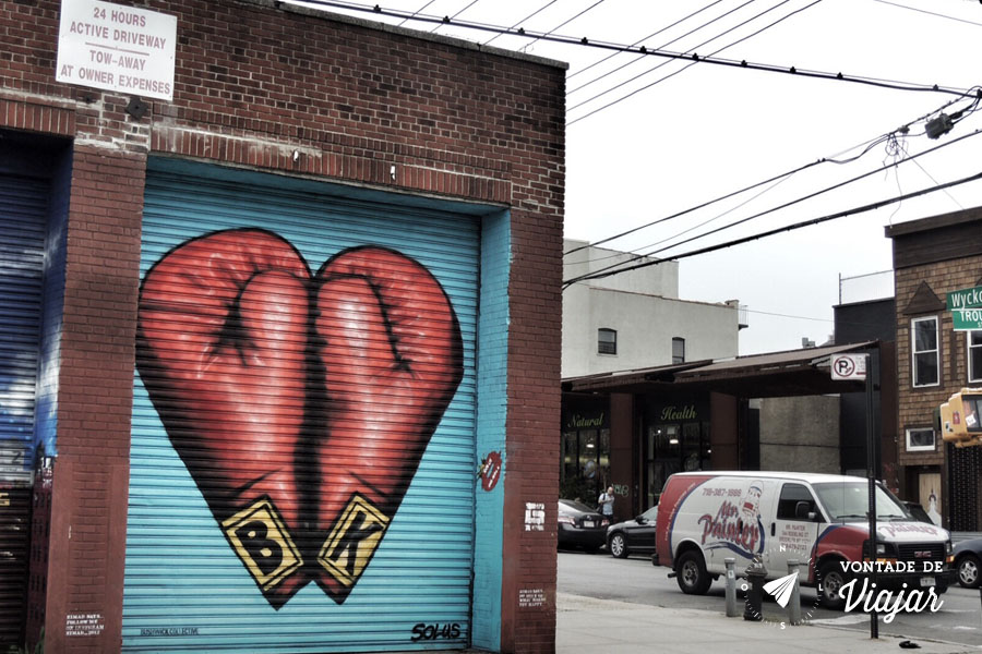 Arte de rua no Brooklyn NY - Grafite de luvas de boxe em forma de coracao