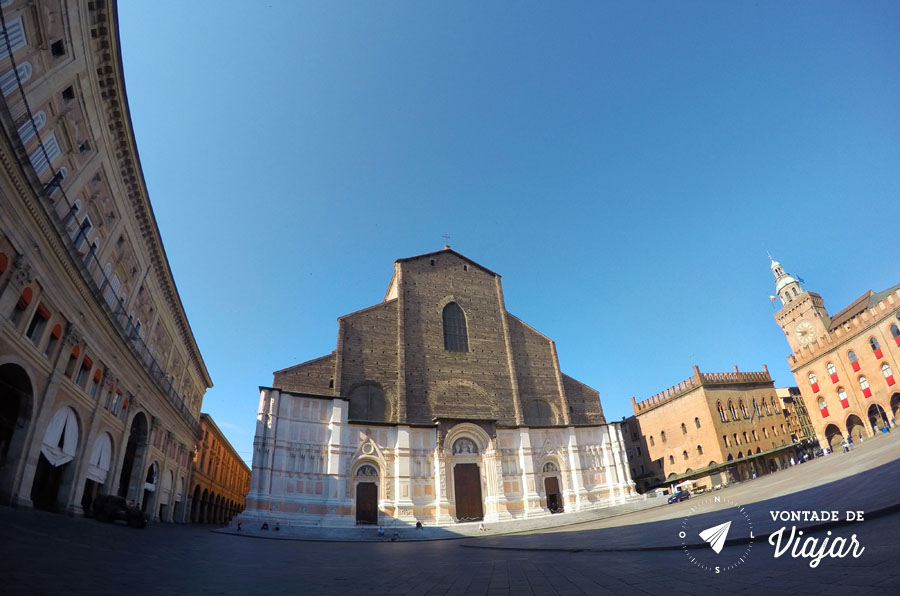 Bolonha - Basilica na Piazza Maggiore